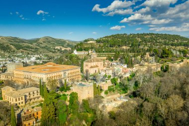Granada Alhambra ortaçağ sarayı, günbatımı hava manzaralı.