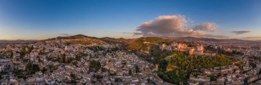 Granada Alhambra ortaçağ sarayı, günbatımı hava manzaralı.