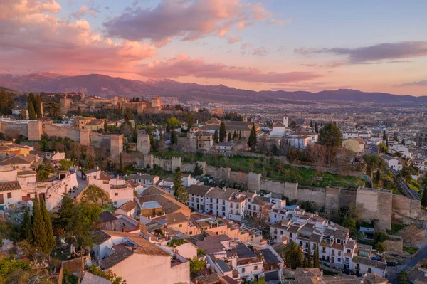 Granada Alhambra ortaçağ sarayı, günbatımı hava manzaralı.