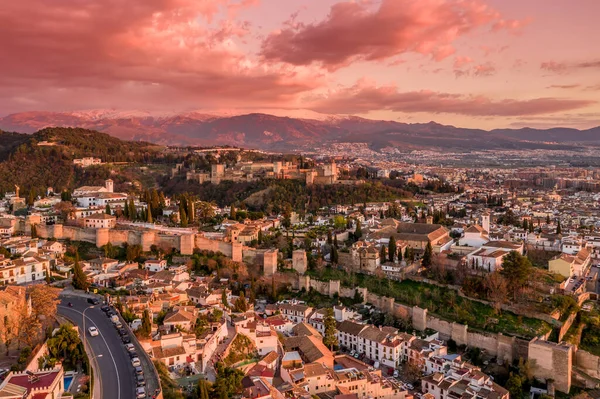 Granada Alhambra ortaçağ sarayı, günbatımı hava manzaralı.