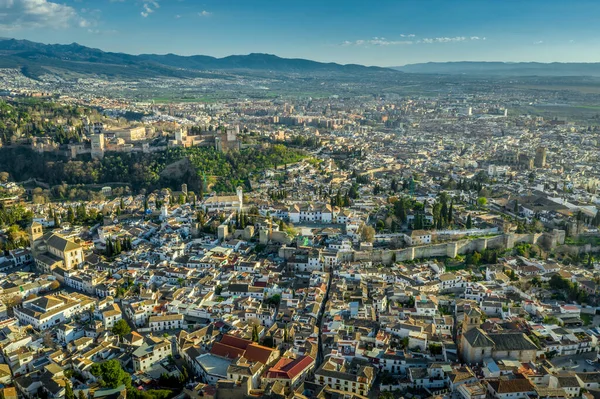 Granada Alhambra ortaçağ sarayı, günbatımı hava manzaralı.