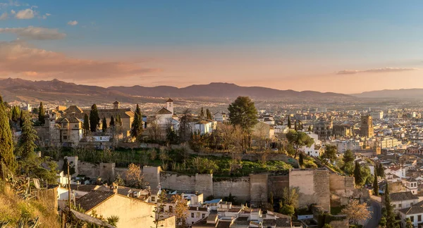 Granada Alhambra ortaçağ sarayı, günbatımı hava manzaralı.