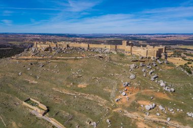 İspanya 'nın Soria şehrinde, Duero nehrinin üzerindeki Gormaz kalesinin hava manzarası. Mağriplilerin inşa ettiği kare kuleleri olan dünyanın en uzun şatolarından biri.