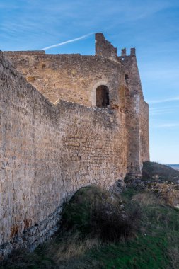 İspanya 'nın Soria şehrinde, Duero nehrinin üzerindeki Gormaz kalesinin hava manzarası. Mağriplilerin inşa ettiği kare kuleleri olan dünyanın en uzun şatolarından biri.