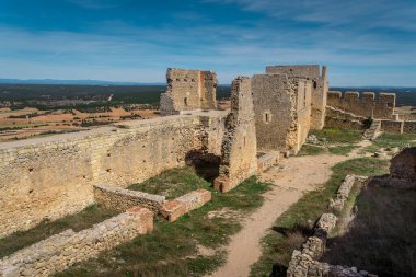 İspanya 'nın Soria şehrinde, Duero nehrinin üzerindeki Gormaz kalesinin hava manzarası. Mağriplilerin inşa ettiği kare kuleleri olan dünyanın en uzun şatolarından biri.