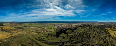 İspanya 'nın Soria şehrinde, Duero nehrinin üzerindeki Gormaz kalesinin hava manzarası. Mağriplilerin inşa ettiği kare kuleleri olan dünyanın en uzun şatolarından biri.