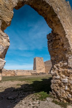 İspanya 'nın Soria şehrinde, Duero nehrinin üzerindeki Gormaz kalesinin hava manzarası. Mağriplilerin inşa ettiği kare kuleleri olan dünyanın en uzun şatolarından biri.