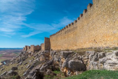 İspanya 'nın Soria şehrinde, Duero nehrinin üzerindeki Gormaz kalesinin hava manzarası. Mağriplilerin inşa ettiği kare kuleleri olan dünyanın en uzun şatolarından biri.