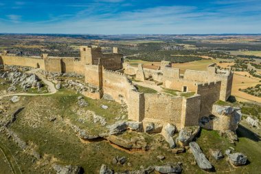 İspanya 'nın Soria şehrinde, Duero nehrinin üzerindeki Gormaz kalesinin hava manzarası. Mağriplilerin inşa ettiği kare kuleleri olan dünyanın en uzun şatolarından biri.