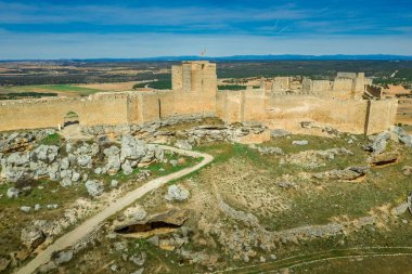 İspanya 'nın Soria şehrinde, Duero nehrinin üzerindeki Gormaz kalesinin hava manzarası. Mağriplilerin inşa ettiği kare kuleleri olan dünyanın en uzun şatolarından biri.