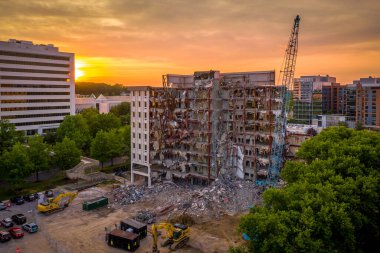 Columbia Town Center Maryland 'de yıkılan bir ofis binasının havadan görüntüsü. 