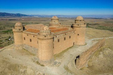 La Calahorra kalesi Rönesans avlusu hava manzaralı Endülüs İspanya 'da Almerya yakınlarında, Sierra Nevada' nın altında
