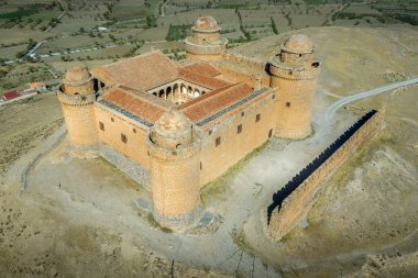La Calahorra kalesi Rönesans avlusu hava manzaralı Endülüs İspanya 'da Almerya yakınlarında, Sierra Nevada' nın altında