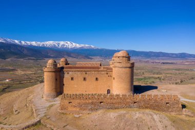La Calahorra kalesi Rönesans avlusu hava manzaralı Endülüs İspanya 'da Almerya yakınlarında, Sierra Nevada' nın altında