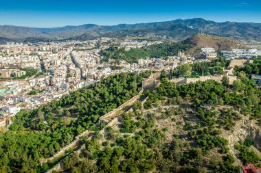 Alcazaba, katedral ve limanın Malaga hava manzarası