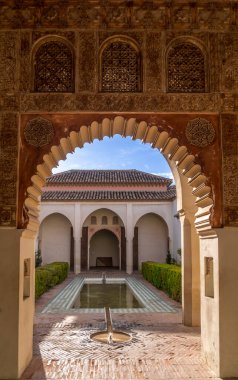 Malaga Alcazaba duvarları, kuleler, kapılar ve ortaçağ İslami kemerli bahçeler