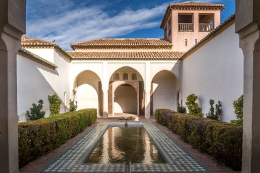 Malaga Alcazaba duvarları, kuleler, kapılar ve ortaçağ İslami kemerli bahçeler