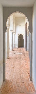 Malaga Alcazaba duvarları, kuleler, kapılar ve ortaçağ İslami kemerli bahçeler