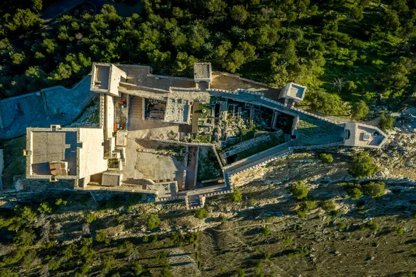 Verträumter Wolkenverhangener Himmel Über Der Mittelalterlichen Gotischen Burg Und Dem — Stockfoto