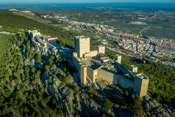 Marzycielskie Zachmurzone Niebo Nad Średniowiecznym Gotyckim Zamkiem Paradorem Jaen Zjeździe — Zdjęcie stockowe