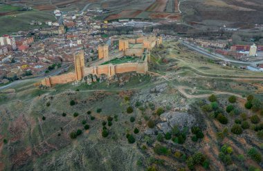 Molina de Aragon klasik ortaçağ İspanyol kalesi mahvolmuş hava manzarası Guadalajara İspanya yakınlarındaki günbatımında