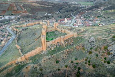 Molina de Aragon klasik ortaçağ İspanyol kalesi mahvolmuş hava manzarası Guadalajara İspanya yakınlarındaki günbatımında
