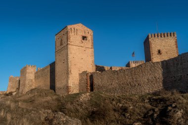 Molina de Aragon klasik ortaçağ İspanyol kalesi mahvolmuş hava manzarası Guadalajara İspanya yakınlarındaki günbatımında