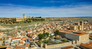 Penaranda de Duero, Castilla La Mancha İspanya 'nın ortaçağ şatosu, donjon ve güçlendirilmiş kasabası.