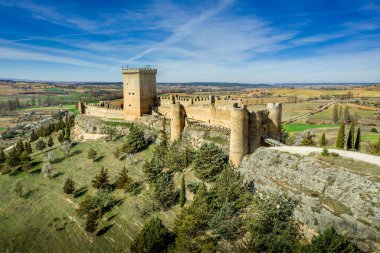 Penaranda de Duero, Castilla La Mancha İspanya 'nın ortaçağ şatosu, donjon ve güçlendirilmiş kasabası.