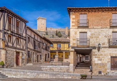 Penaranda de Duero, Castilla La Mancha İspanya 'nın ortaçağ şatosu, donjon ve güçlendirilmiş kasabası.