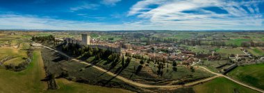 Penaranda de Duero, Castilla La Mancha İspanya 'nın ortaçağ şatosu, donjon ve güçlendirilmiş kasabası.