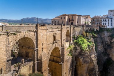 Ronda İspanya 'nın ortaçağ tepe kentinin havadan görünüşü duvarlar ve vadi üzerinde ünlü köprüsü olan kuleler ile çevrilidir.