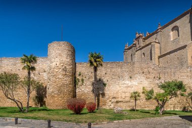 Ronda İspanya 'nın ortaçağ tepe kentinin havadan görünüşü duvarlar ve vadi üzerinde ünlü köprüsü olan kuleler ile çevrilidir.