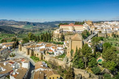 Ronda İspanya 'nın ortaçağ tepe kentinin havadan görünüşü duvarlar ve vadi üzerinde ünlü köprüsü olan kuleler ile çevrilidir.