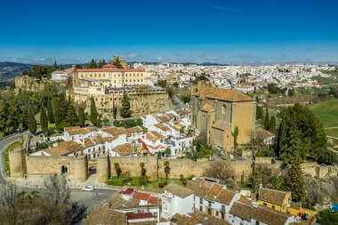 Ronda İspanya 'nın ortaçağ tepe kentinin havadan görünüşü duvarlar ve vadi üzerinde ünlü köprüsü olan kuleler ile çevrilidir.