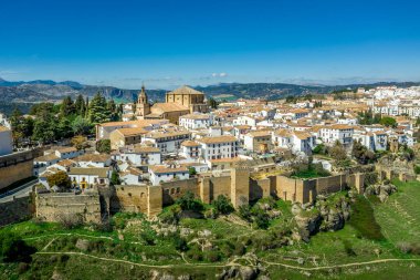 Ronda İspanya 'nın ortaçağ tepe kentinin havadan görünüşü duvarlar ve vadi üzerinde ünlü köprüsü olan kuleler ile çevrilidir.