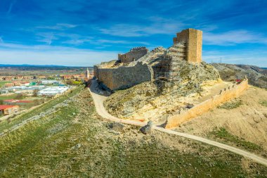 El Burgo de Osma ortaçağ kalesi ve Castille ve Leon İspanya 'da güneşli bir günde mavi gökyüzü manzaralı şehir havası
