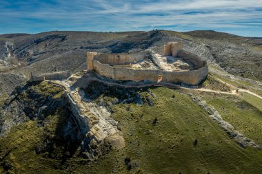 El Burgo de Osma ortaçağ kalesi ve Castille ve Leon İspanya 'da güneşli bir günde mavi gökyüzü manzaralı şehir havası
