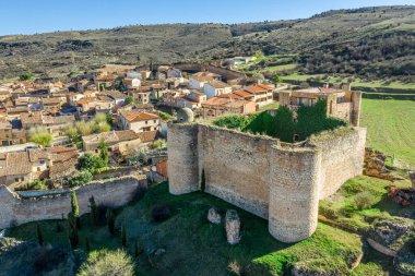 Guadalajara İspanya 'nın ortaçağ duvarlı kasabasının havadan panorama manzarası