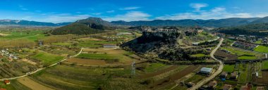 Kastilya ve Leon İspanya 'da Burgos yakınlarında bir kalesi ve güçlendirilmiş köprüsü olan ortaçağ köyünün Frias hava manzarası.