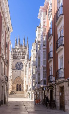 Tarihi merkezin gün batımı görüntüsü ya da İspanya 'daki Burgos Katedrali, renkli dramatik gökyüzü