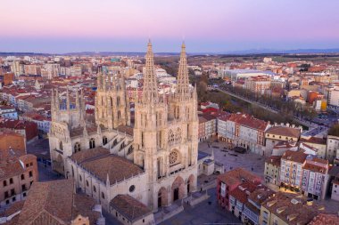 Tarihi merkezin gün batımı görüntüsü ya da İspanya 'daki Burgos Katedrali, renkli dramatik gökyüzü