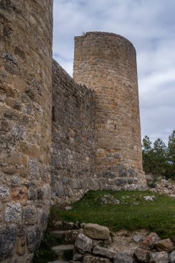 İspanya 'nın Aragon bölgesindeki Huesca yakınlarında, yüksek bir kayanın tepesinde yuvarlak kuleleri, donjon ile kısmen restore edilmiş Romen Loarre kalesinin kış manzarası