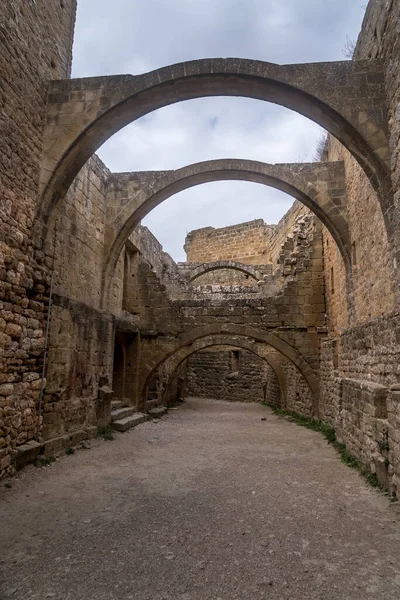 İspanya 'nın Aragon bölgesindeki Huesca yakınlarında, yüksek bir kayanın tepesinde yuvarlak kuleleri, donjon ile kısmen restore edilmiş Romen Loarre kalesinin kış manzarası