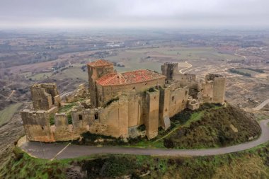 Harap olmuş ortaçağ Montearagon kalesinin havadan görünüşü. İspanya 'nın Aragon eyaletinin Huesca kenti yakınlarındaki çıplak bir dağın tepesindeki ünlü krallığın adaşı.