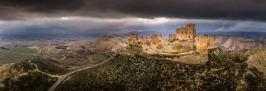Harap olmuş ortaçağ Montearagon kalesinin havadan görünüşü. İspanya 'nın Aragon eyaletinin Huesca kenti yakınlarındaki çıplak bir dağın tepesindeki ünlü krallığın adaşı.