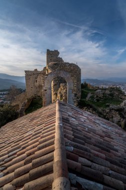Kosta Brava 'da Girona ve Barselona arasındaki ortaçağ kalesinin havadan görünüşü grafitilerin bir kültür mirasını nasıl mahvedebileceğinin bir örneği.
