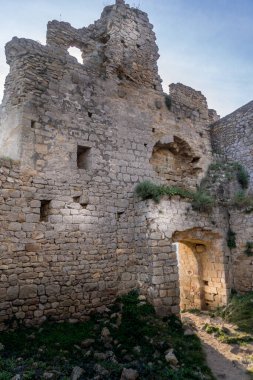 Kosta Brava 'da Girona ve Barselona arasındaki ortaçağ kalesinin havadan görünüşü grafitilerin bir kültür mirasını nasıl mahvedebileceğinin bir örneği.