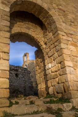 Kosta Brava 'da Girona ve Barselona arasındaki ortaçağ kalesinin havadan görünüşü grafitilerin bir kültür mirasını nasıl mahvedebileceğinin bir örneği.