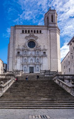 Gotik Aziz Mary Katolik katedrali, şehir duvarları ve Girona Katalonisi 'nde günbatımında renkli evler olan ortaçağ Girona manzarası